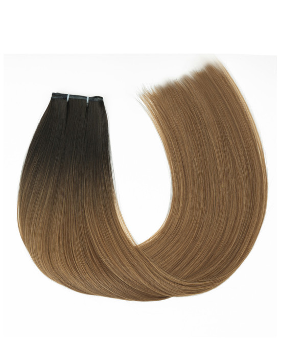 Gros plan sur la couleur châtain ambré B4/18 et la qualité Remy du tissage