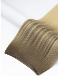 Russische braune Ombré-Tresse 50 cm B1B-2/6, an einem Kleiderbügel aufgehängt