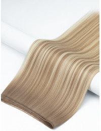 Russische Genius-Weft-Tresse in Balayage Honig-Platin-Aschblond, 50 cm, auf einem Kopf im Profil angebracht