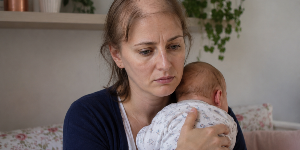 Je perds mes cheveux depuis ma grossesse : ce que tes hormones font à ta chevelure, et combien de temps ça dure
